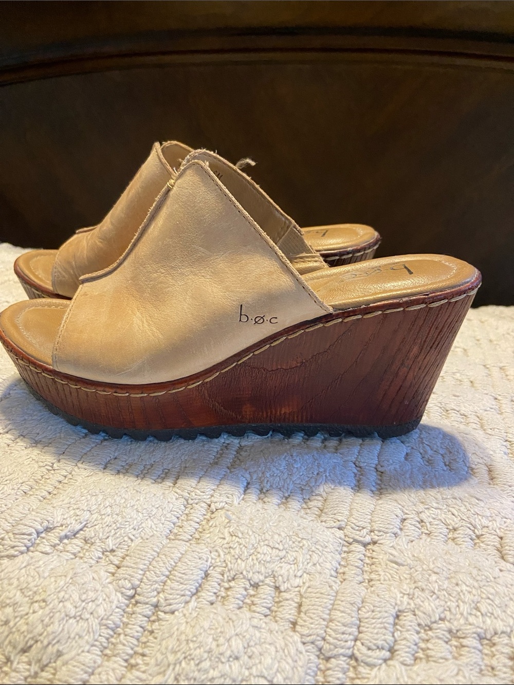 b.o.c. Beige/Tan Leather Wedge Slide Sandals - Picture 4 of 4